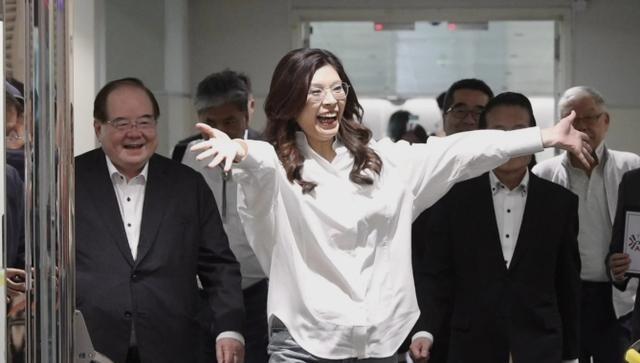 这边大陆苦口婆心讲和平，那头岛内有些人揣着明白装糊涂！国民党主席郑丽文的算盘精得