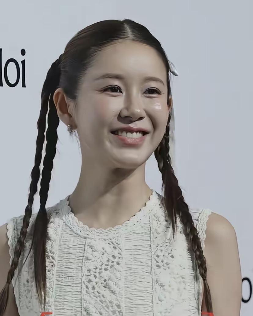 陈赫妻子张子萱出道初期与现在的对比。
整体来看，她从青涩灵动的邻家少女，蜕变成了