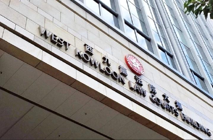 54岁香港海关高级关员涉嫌3月在深水埗健身中心偷窃2,500元现金后，在警方调查