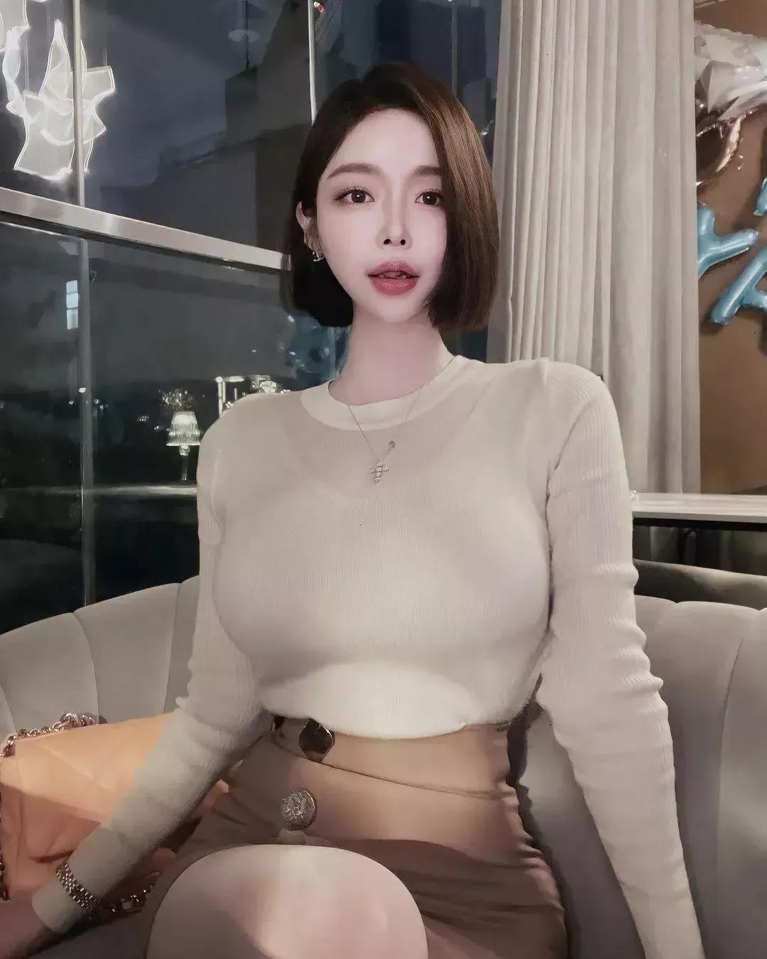 玉人何处坐，轻纱映月华。玉颜轻纱 景人玉颜 玉人倚花图 玉肌佳人 玉人抚琴写真 