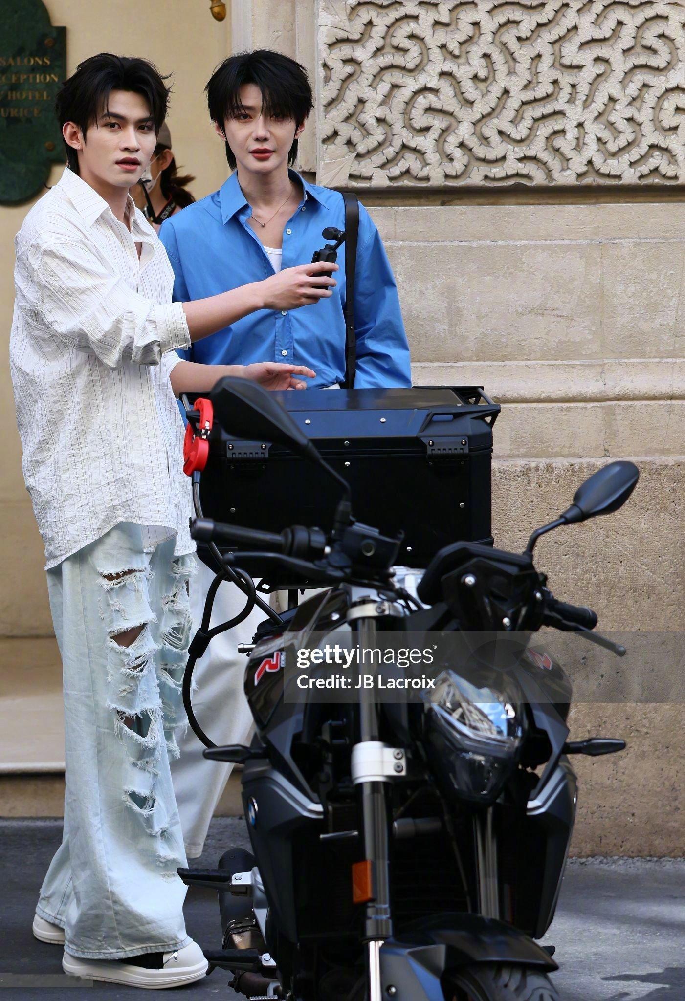 云旗、郝熠然首次受邀出席巴黎高定周，一组Gettyimages出街生图释出。云旗