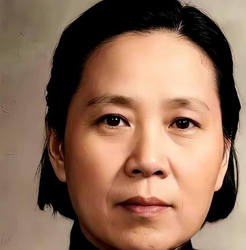 南昌起义会昌血战，陈赓膝盖骨被打碎，倒在死人堆里等死。17岁的女兵杨庆兰发现了他