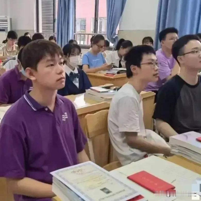 教育不公平的现象实在是太明显、太突出了！武汉三中的某个班级居然出现了令人瞠目结舌