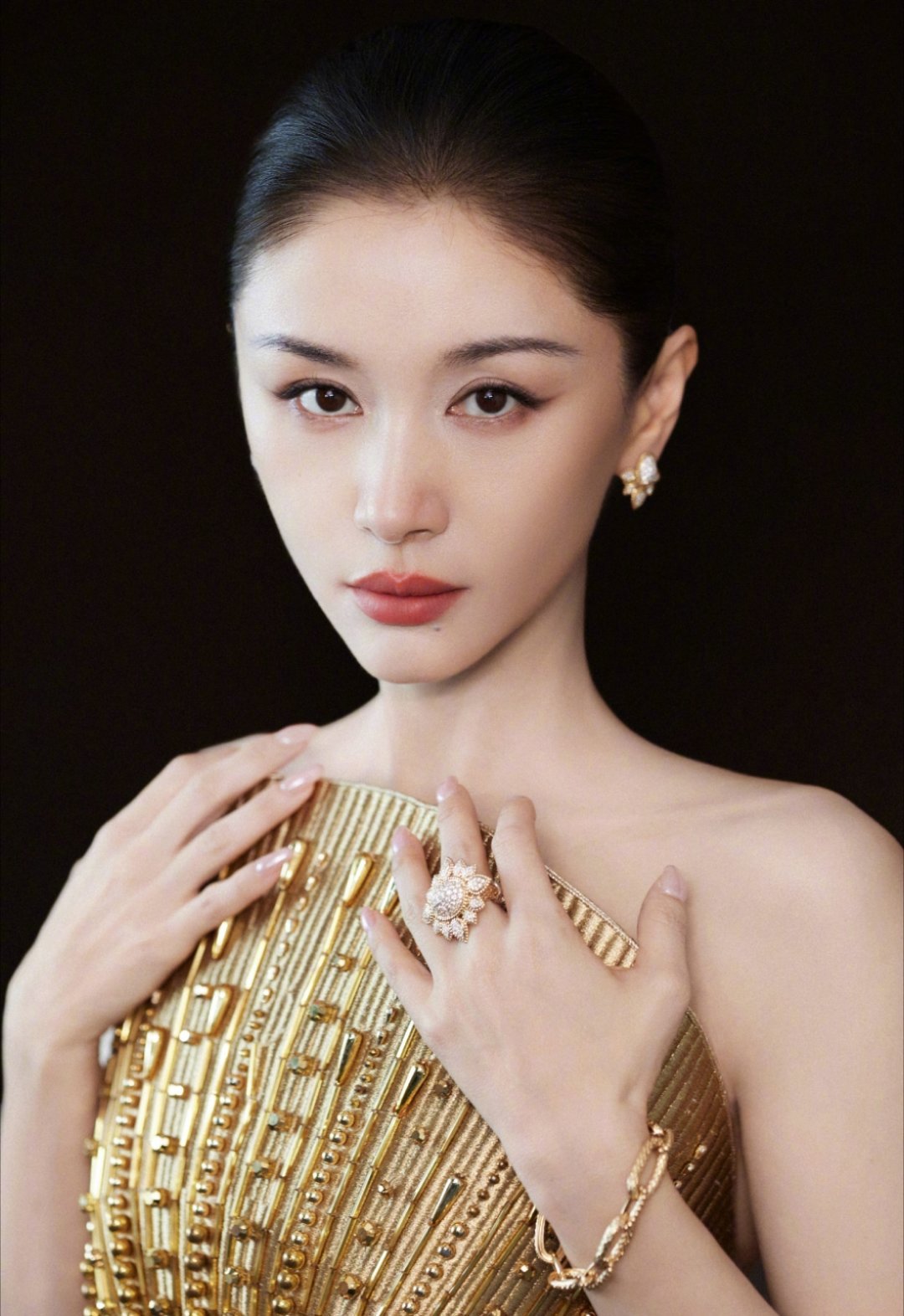 王子文露背就算了还戴项链勾我，大美背加上垂坠的项链，走来走去直接走到我的心里