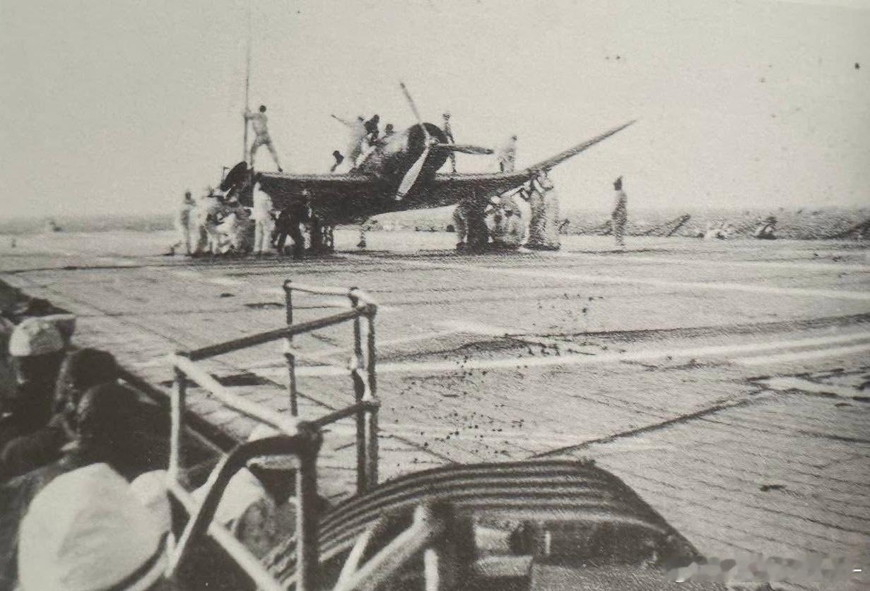 在苍龙号航母甲板准备出击的舰载机，摄于战前训练期间军事历史全触达中外舰闻