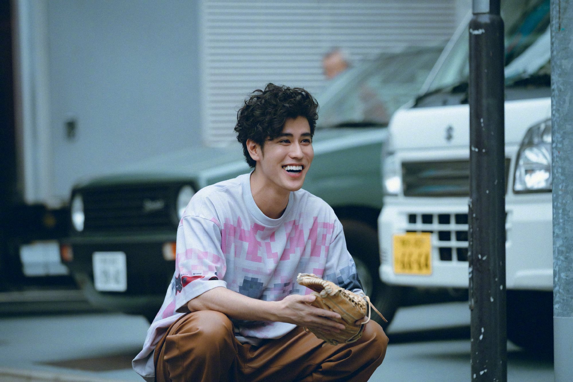 是枝裕和新作《盒子里的羊》发布一组新剧照。主演卡司包括绫濑遥、大悟、桒木里梦，电