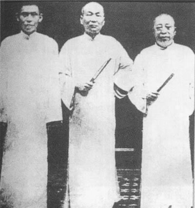 黄金荣喝醉后，抓过来一个乞丐问道：“上海三个大佬，你最佩服谁？”乞丐回答说：“最