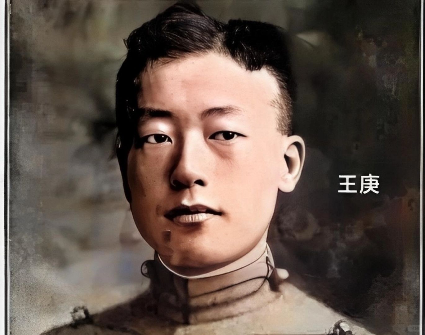1922年，陆小曼奉父旨意嫁给了大自己八岁的王庚。
王庚是陆定千挑万选的乘龙快婿...