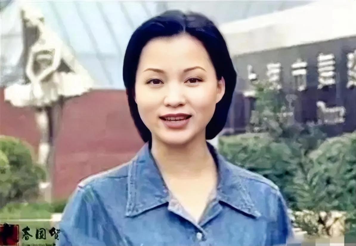 90年代，年轻的董卿，一张罕见的留影，镜头中她清秀高雅的气质，带着几分单纯和青涩