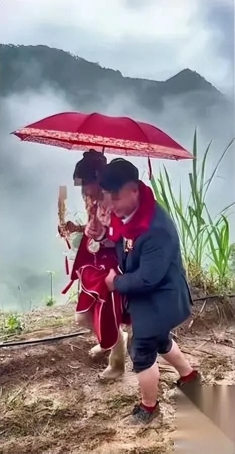 嫁对人有多重要？❤️

结婚遇暴雨算啥！

这新娘趟河水、踩泥路，全程笑盈盈没半