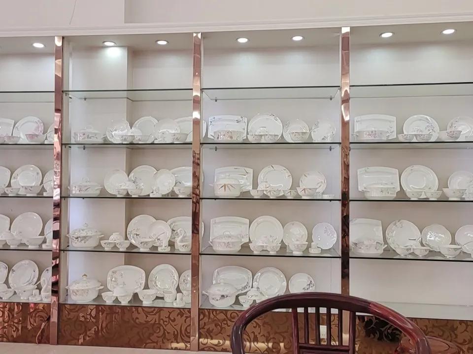餐桌的美，来自匠心，瓷匠几十上百遍的工艺打磨成器