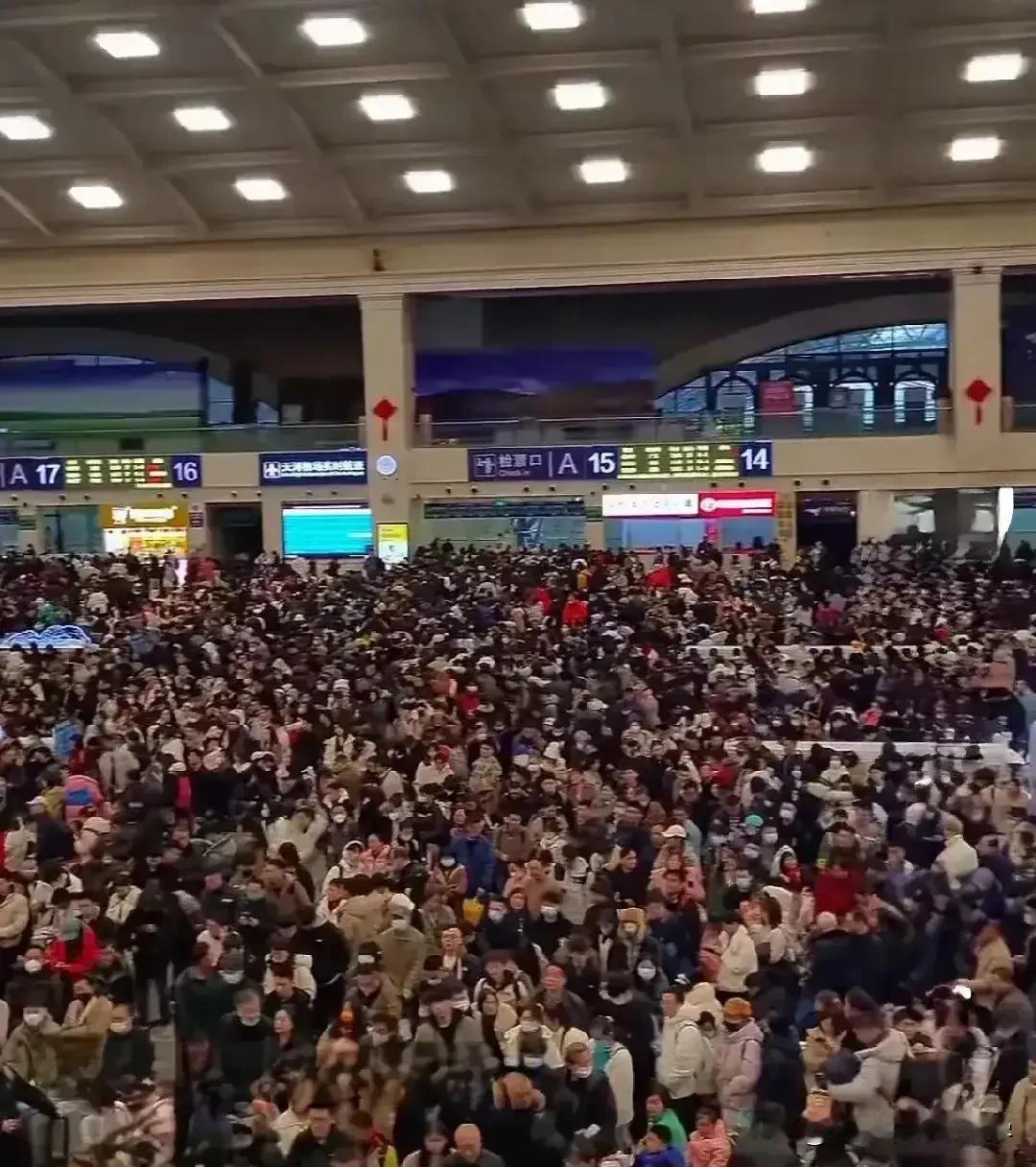 武汉冻雨+暴雪，又让城市陷入了混乱，
火车停运，旅客滞留火车站；高铁晚点，停电晚