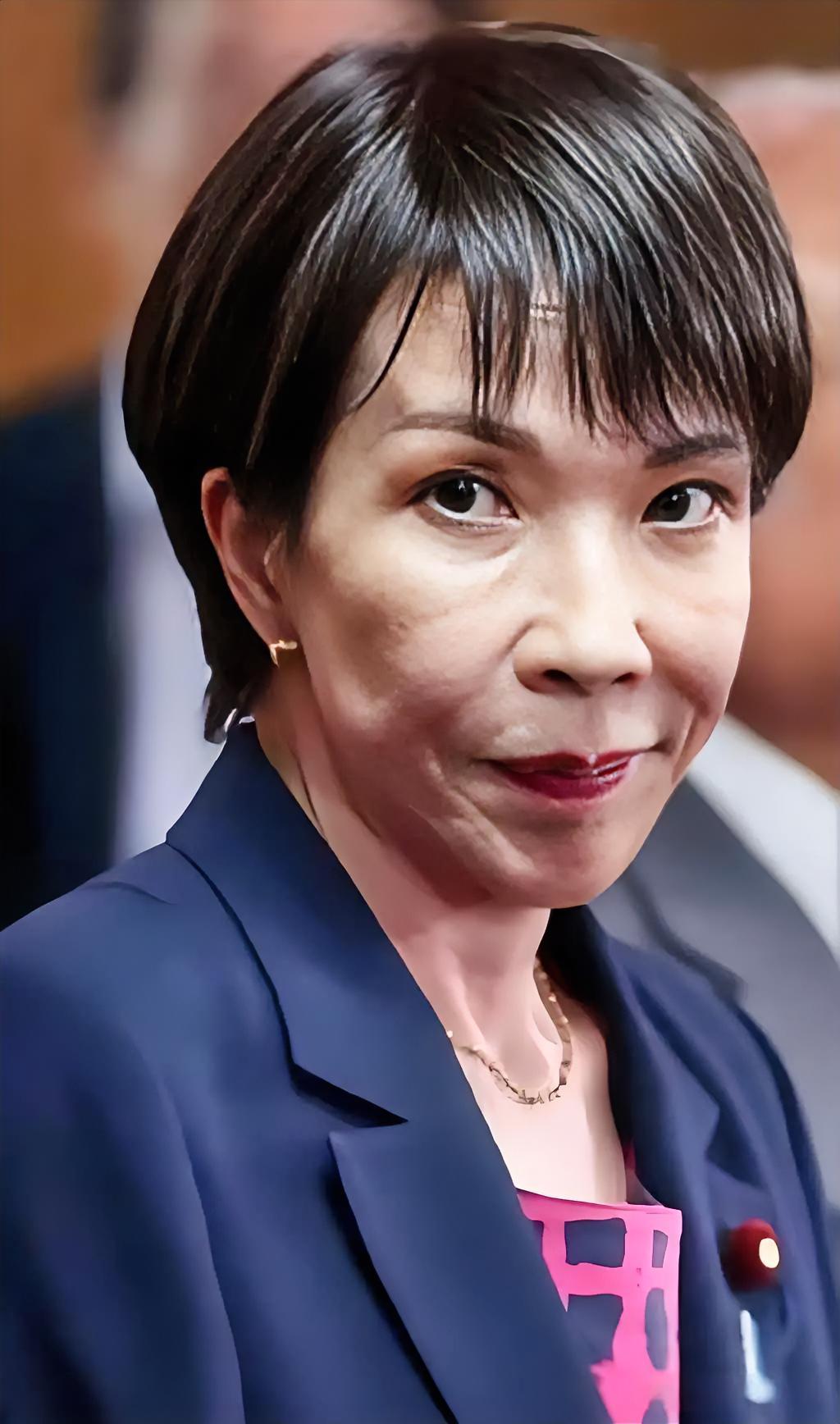 高市早苗不参拜靖国神社，不是良心发现，也不是一心悔改，而是要给日本国内狂热的民族