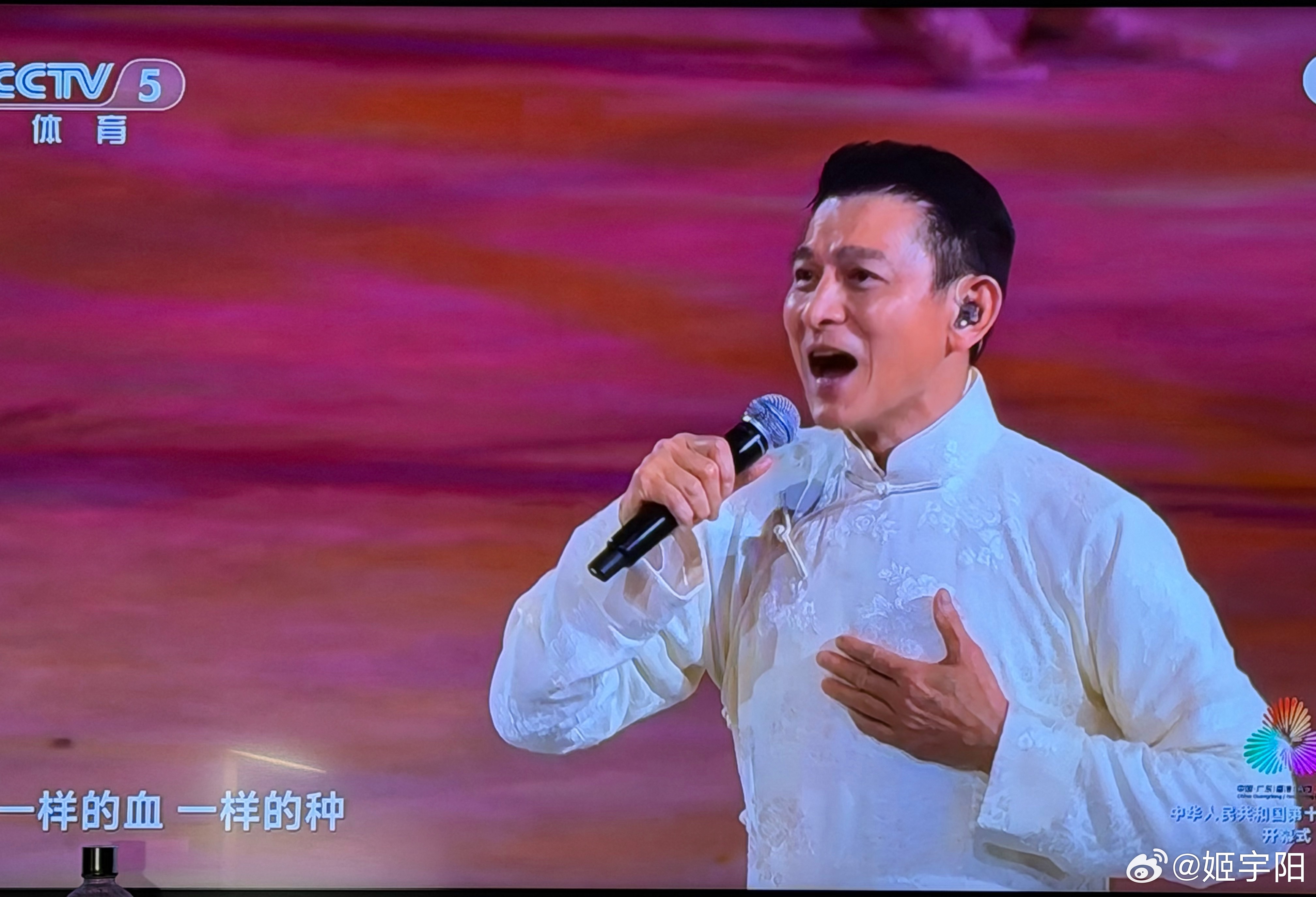 全运开幕式刘德华再唱中国人 猜一猜华仔今年多大了？看着最多40多，其实…… ​​