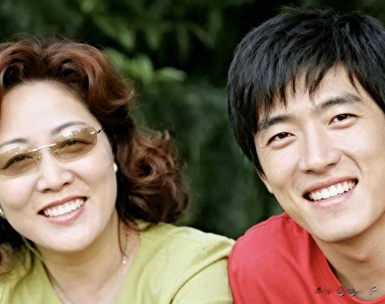 刘翔妈妈是上海人，工人家庭出身，青年时期下乡安徽和县乌江镇，后来在当地小学当老师