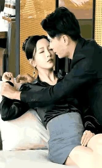 男演员的嘴，离女演员的脸就差一公分，停住了。
就这么悬在半空。
女演员微微仰起的