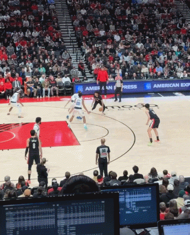 空位不进！这种机会杨瀚森必须抓住！
在今天NBA常规赛开拓者与独行侠的第二节比赛