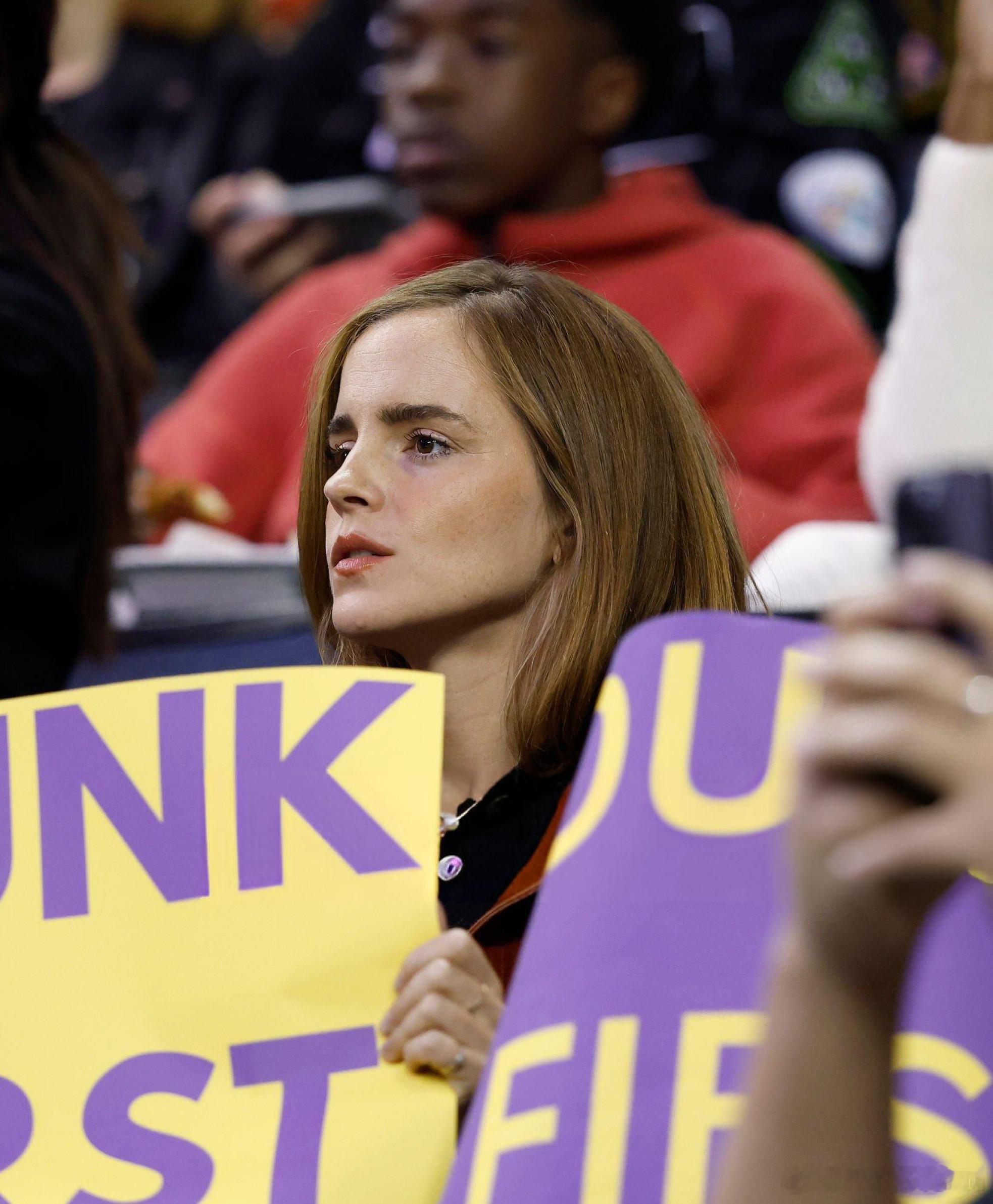 emma watson 艾玛沃特森上周在加州观看NBA全明星赛，还给带了牌子 