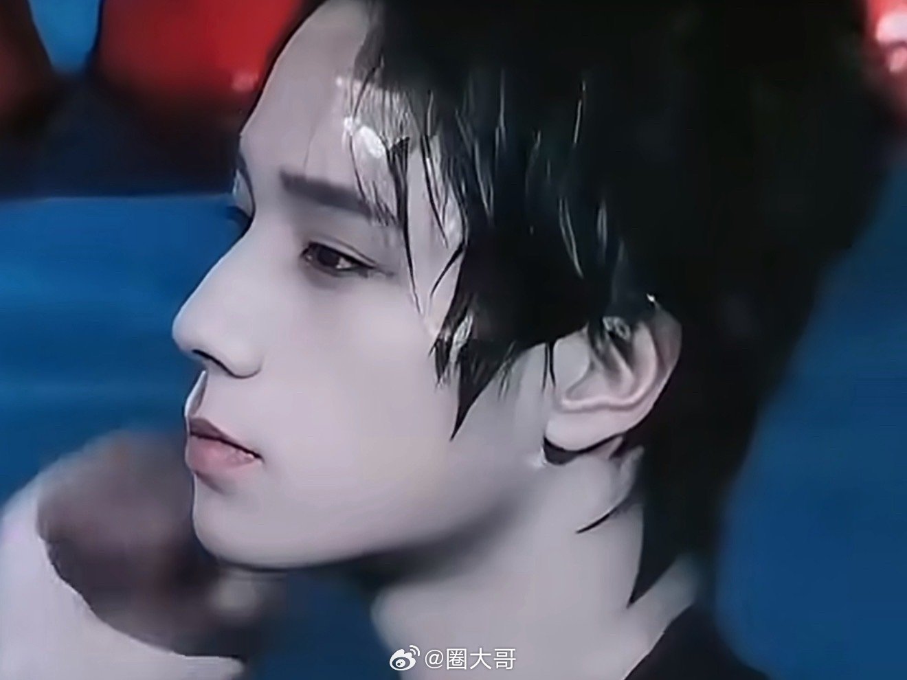 王橹杰少年时代2泳池湿发路透王橹杰在电视剧《我们的少年时代2》新路透来了，泳池戏