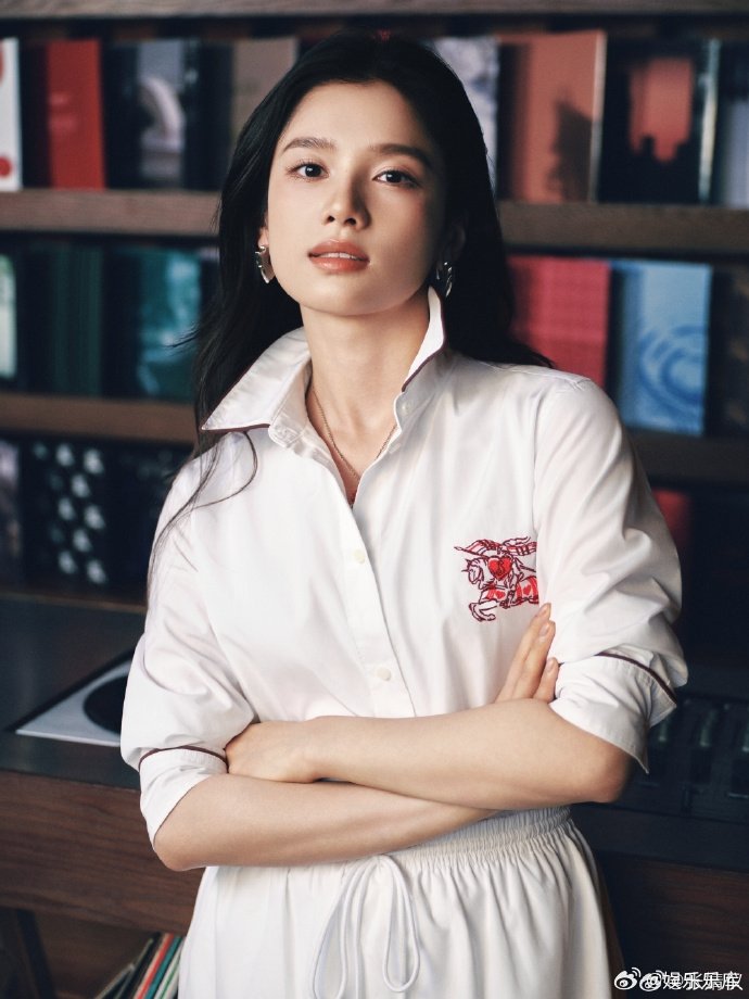张婧仪七夕唱片店邂逅心动 雨后街巷雾气朦胧，老式唱片店盛满细碎浪漫，一镜到底娓娓