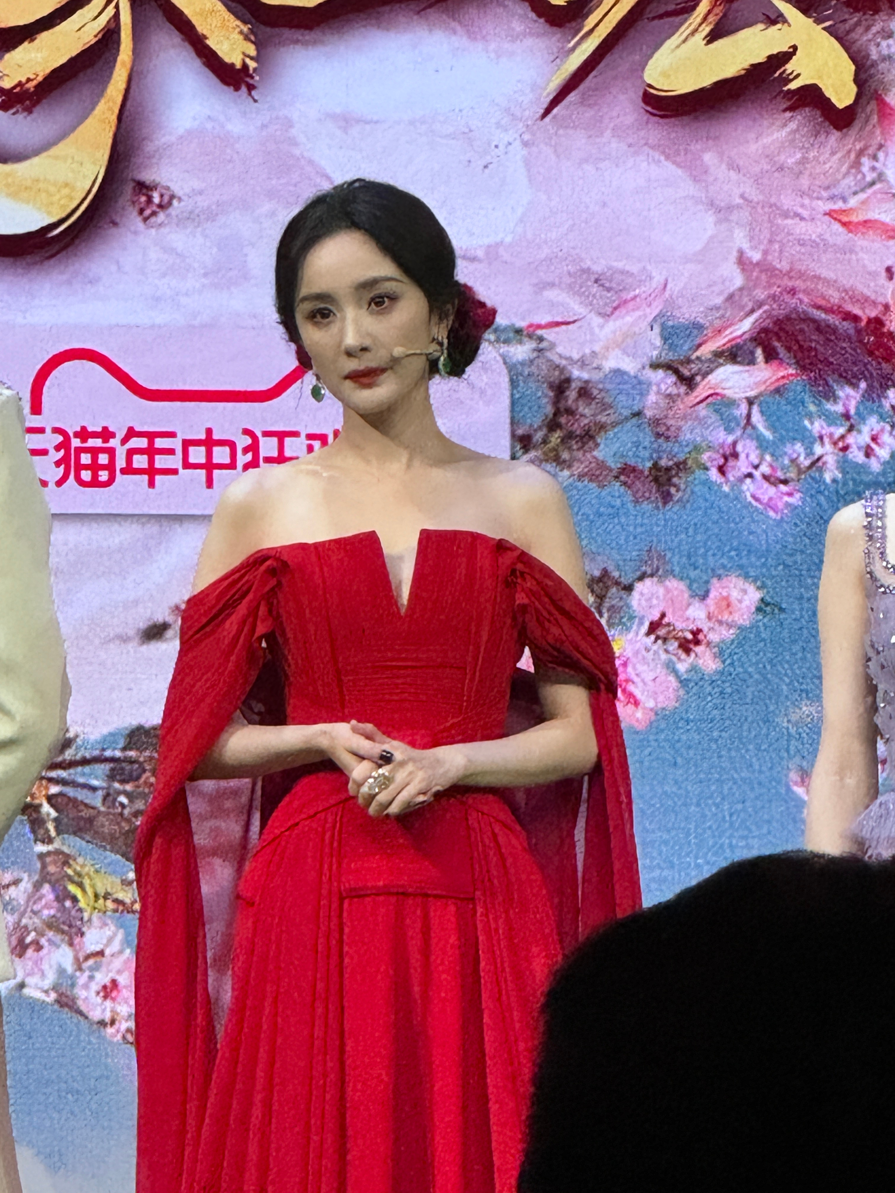 伟大的。。纯生图。。。无任何滤镜 #杨幂涂山红红穿红# ​​​
