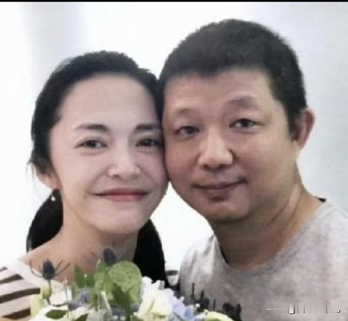 姚晨曹郁，冲上热搜！

4月18号深夜，有媒体拍到了刚离婚没多久的两人，居然一起