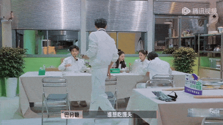 周柯宇对迪丽热巴说把你不吃的给我家人们！迪丽热巴和周柯宇在《开始推理吧》上演超甜