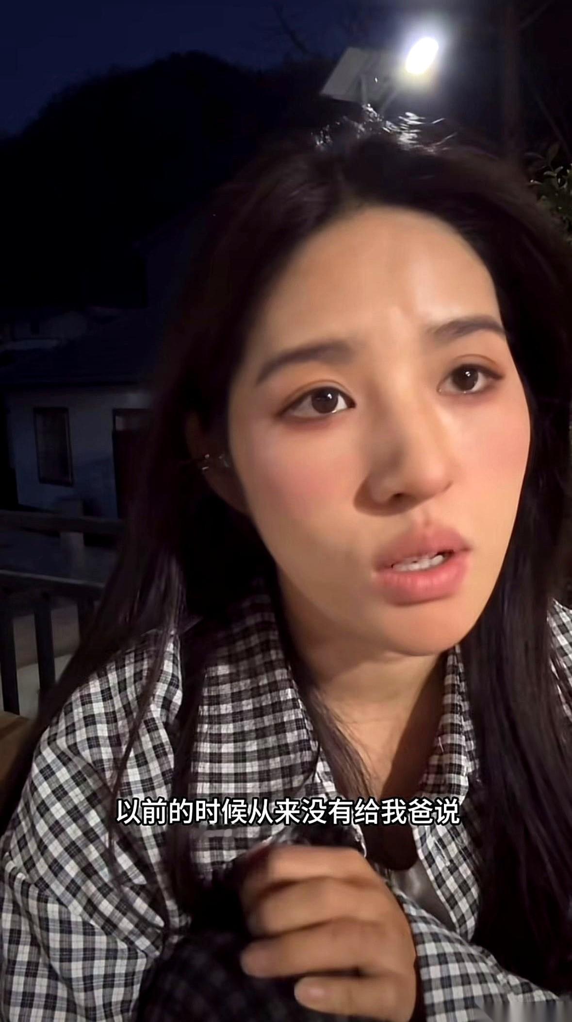 网传网红“四川阿梓”的故事，最近走到了最窝心的一集。
前脚她刚回老家，带着当保安