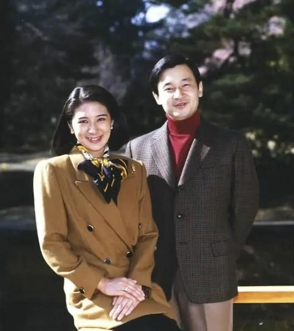 雅子年轻时非常飒又有活力，再加上她看起来知性又有国际感，而德仁23岁时去英国剑桥