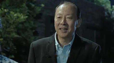 中午吃饭旁边做了俩人聊工作，一会儿嘣个英语单词儿，中英文夹杂着说，我的四级应试英