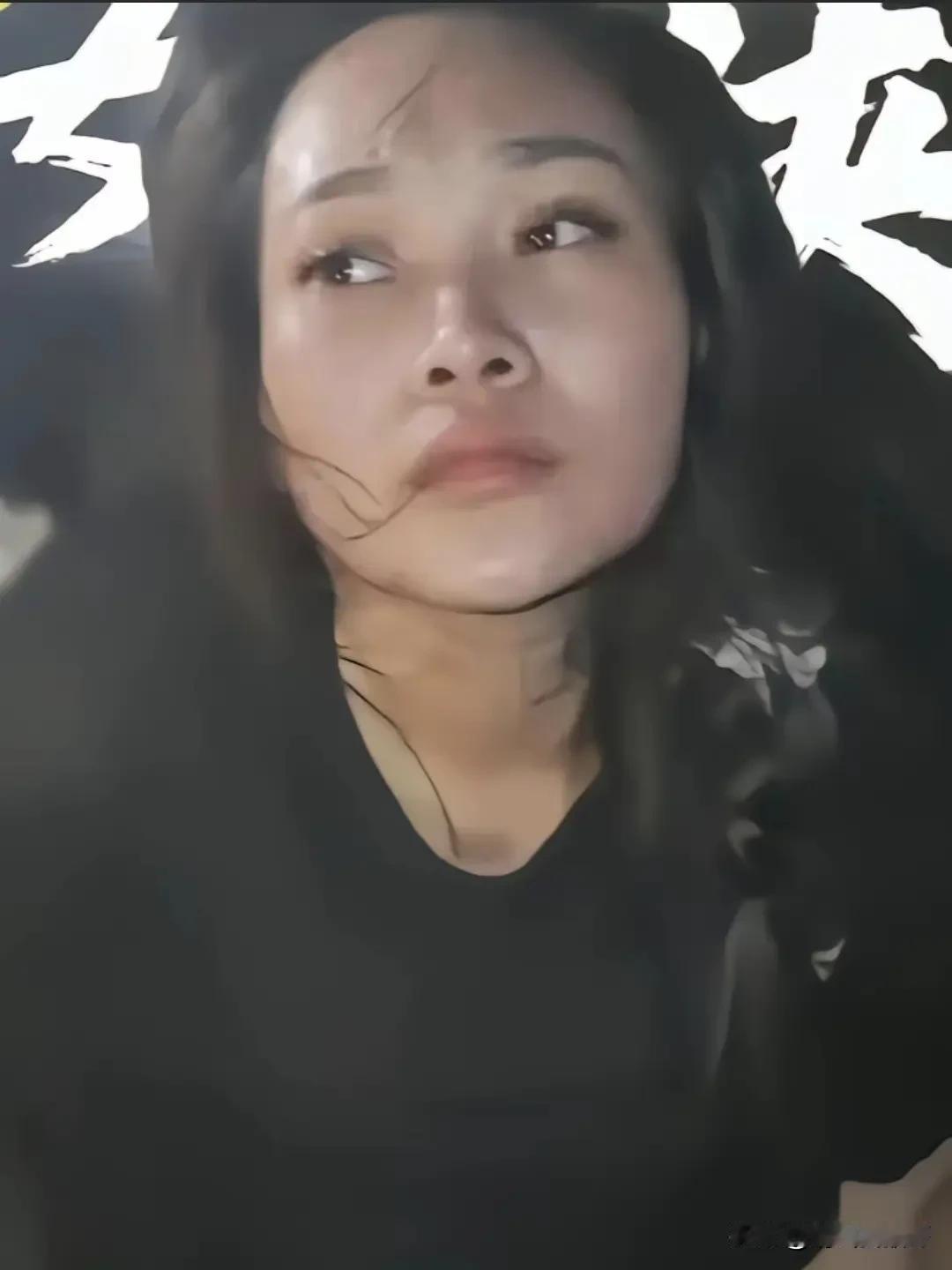 今天晚上看相关视频的评论区，说是有个老板出三百万营救她，也不知道是真是假。