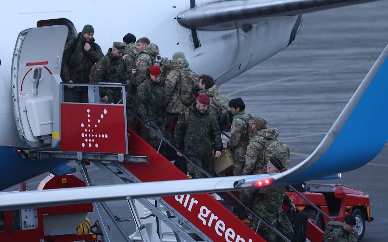 德国联邦国防军（德国武装部队）的军官和侦察部队以及其他欧洲军事人员乘坐波兰包机航