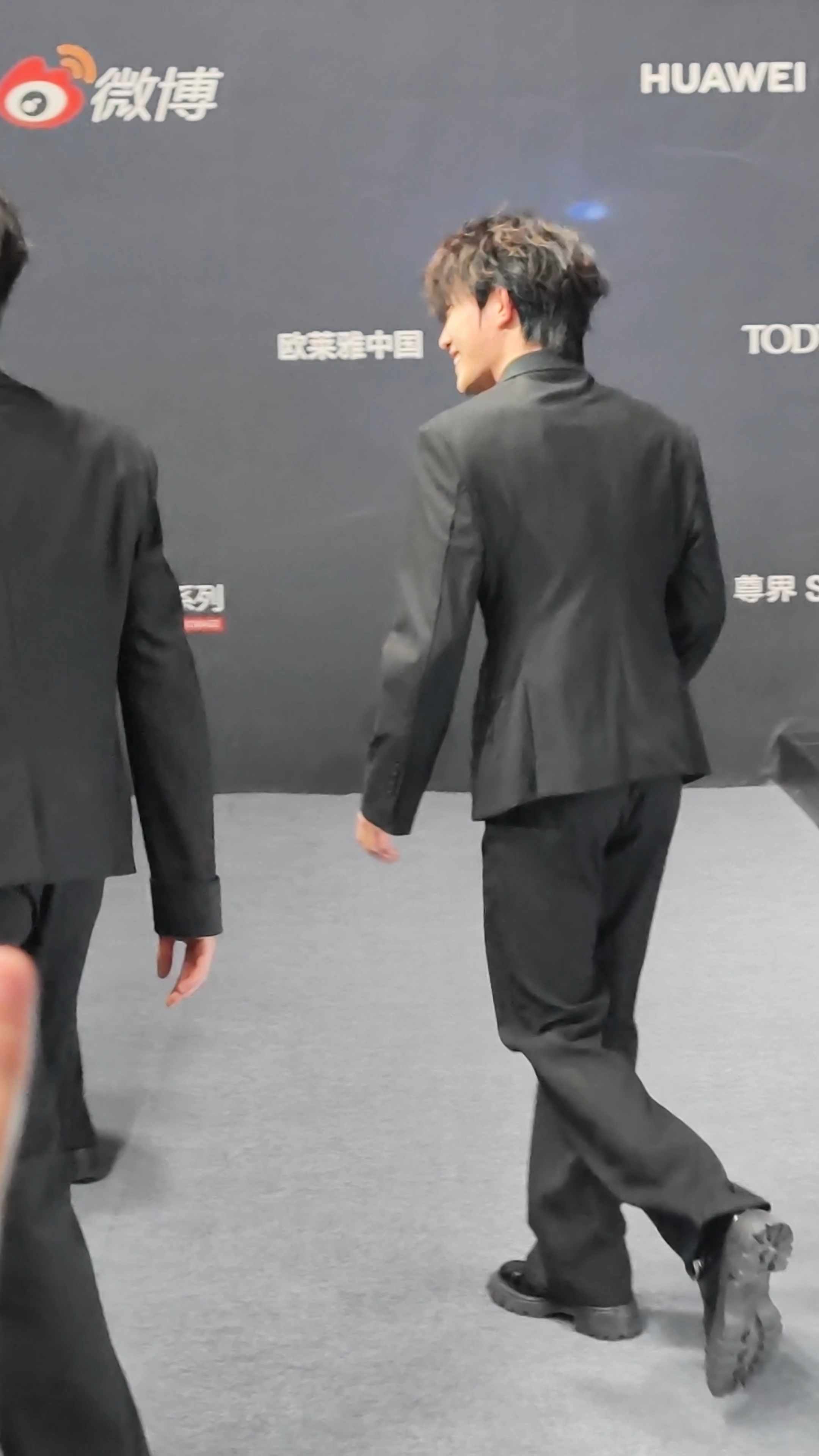 啊啊啊啊啊啊苏新皓打招呼摔倒了，嗯，感受到他走的很尴尬苏新皓打招呼摔倒了苏新皓光