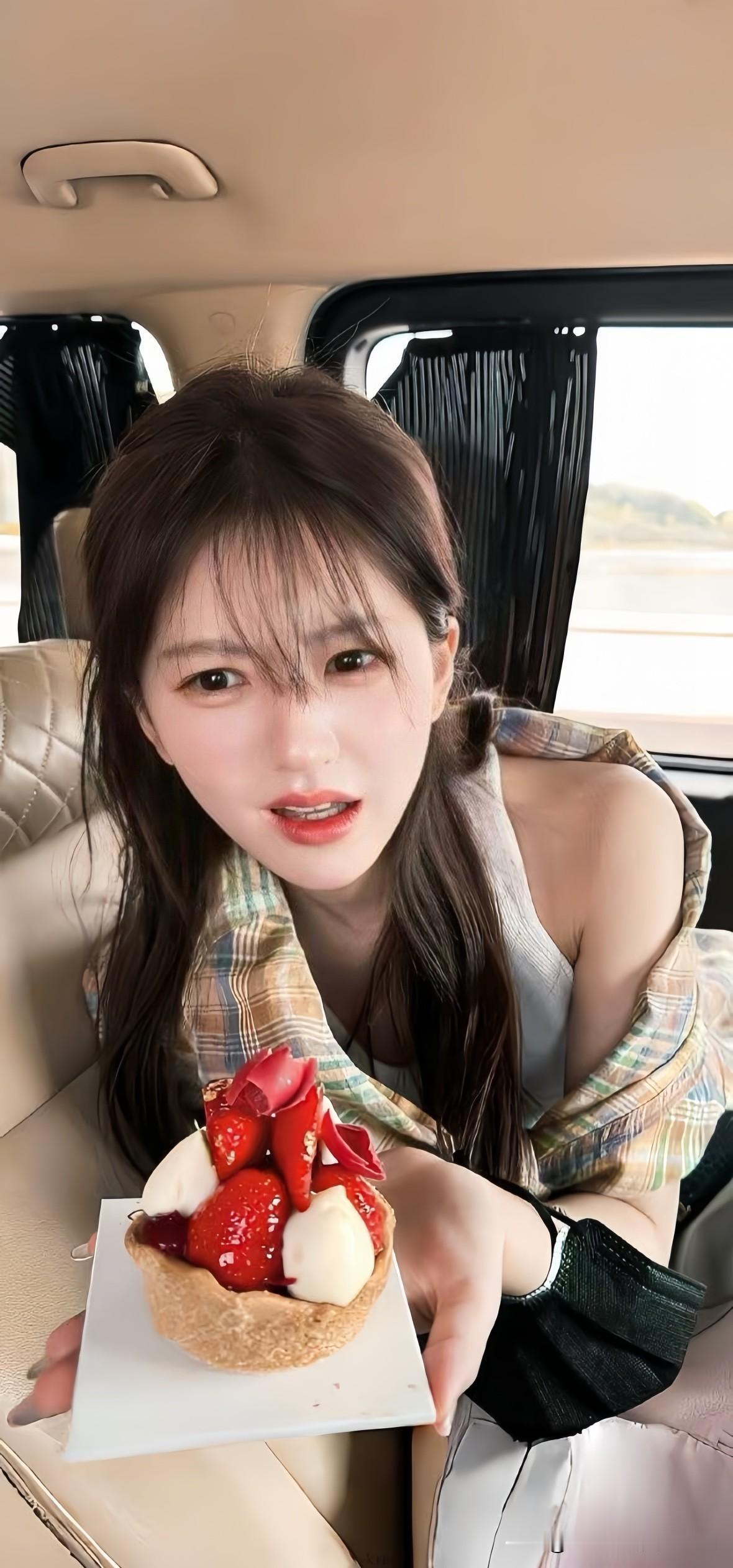 赵露思车内晒美食，这状态也太甜啦！