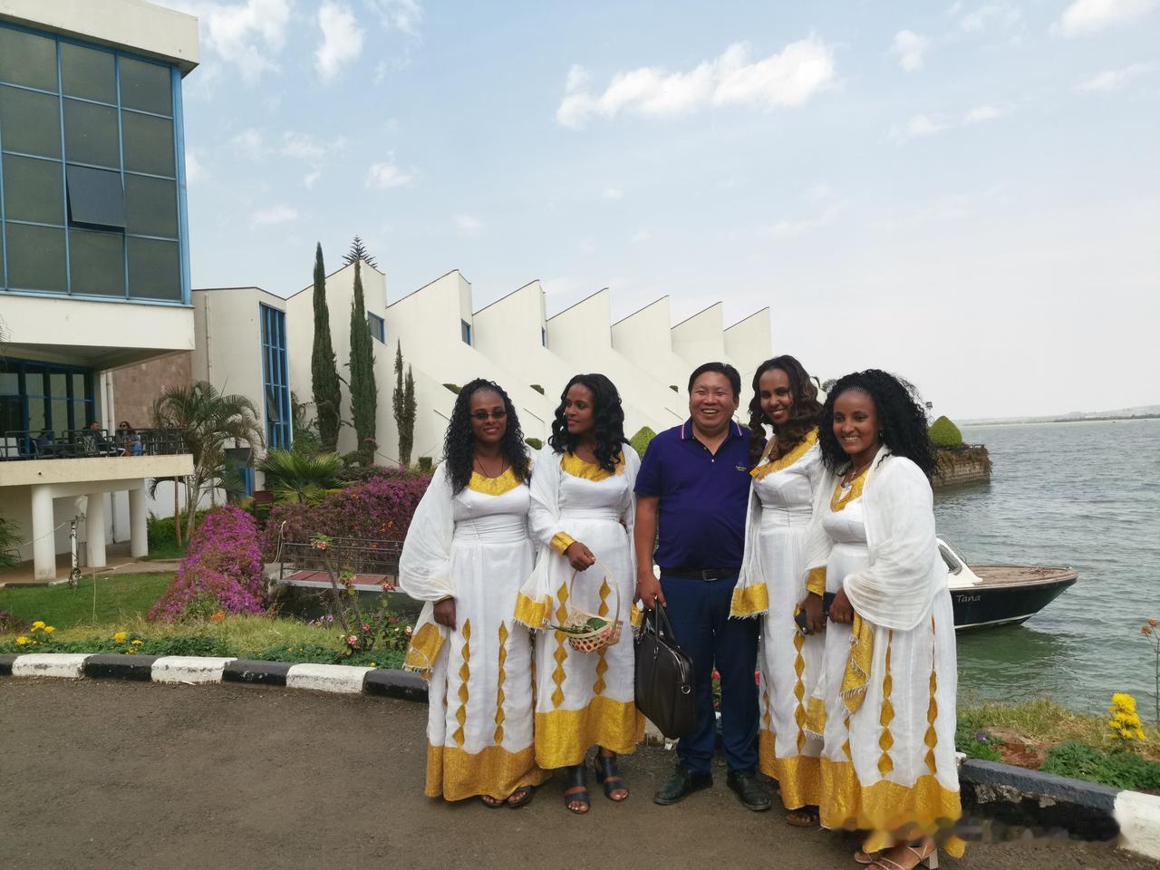 说个扎心的事实，其实绝大部分非洲男人生理上并不太欣赏亚洲女生，尤其是太瘦的，除非