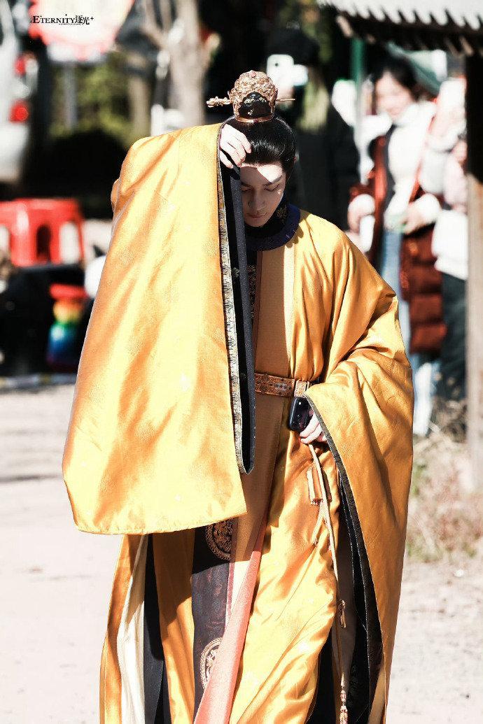 夏之光金袍束发黄金冠 夏之光金吾不禁纯爱帝王 夏之光金袍束发黄金冠，夏之光金吾不