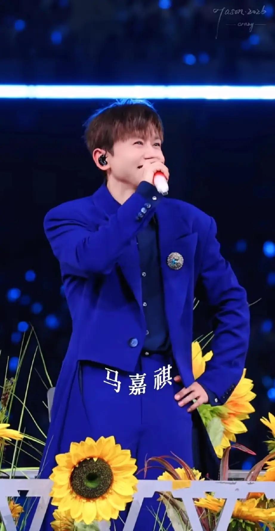 张杰在鸟巢喊了三个人，全场回头——结果，座位空了。4月18日晚，张杰演唱会。他笑