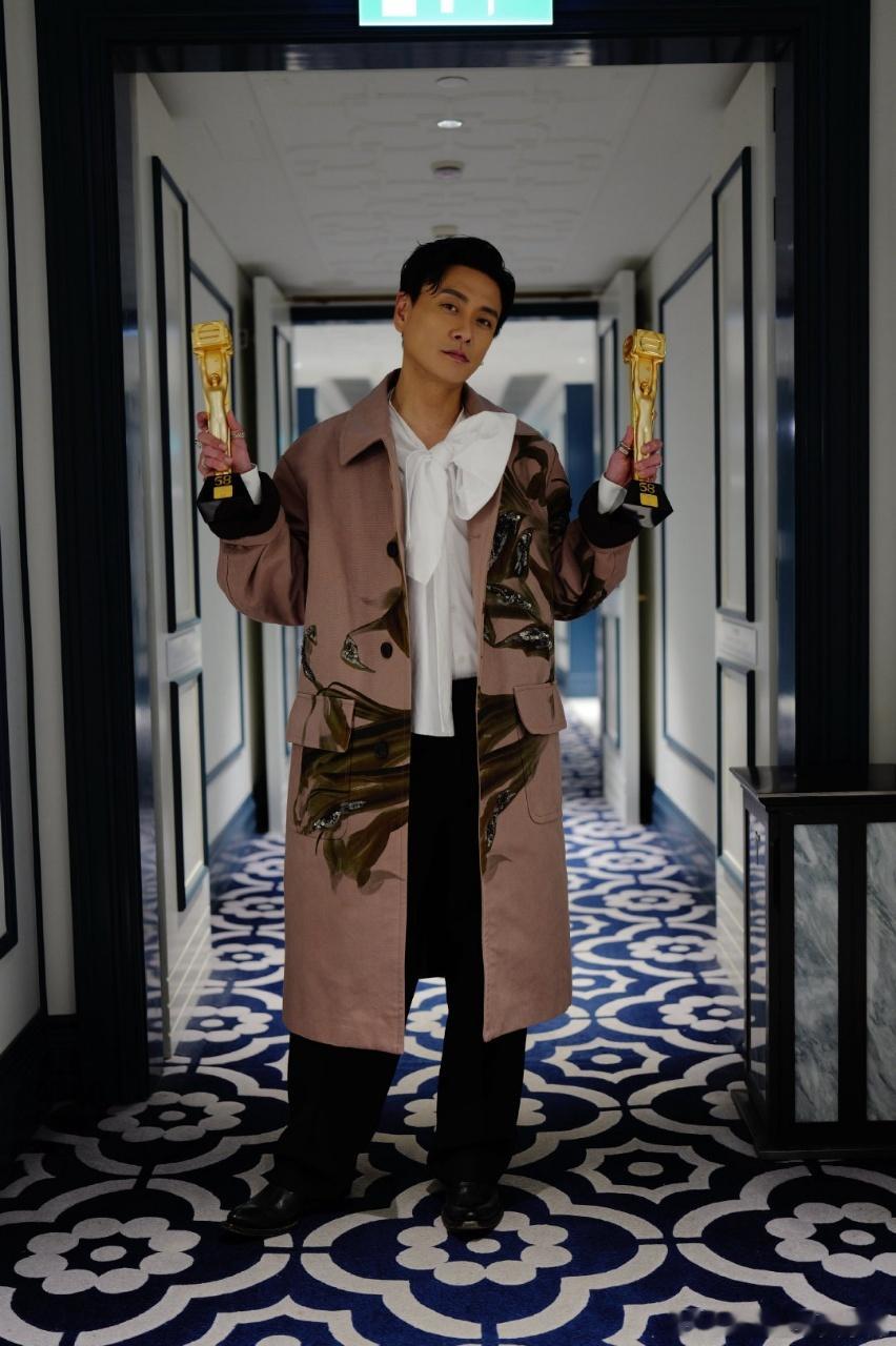 黄宗泽在红毯开上见面会了 红毯上的他，签名、合影、对视一条龙服务。粉丝喊什么他应