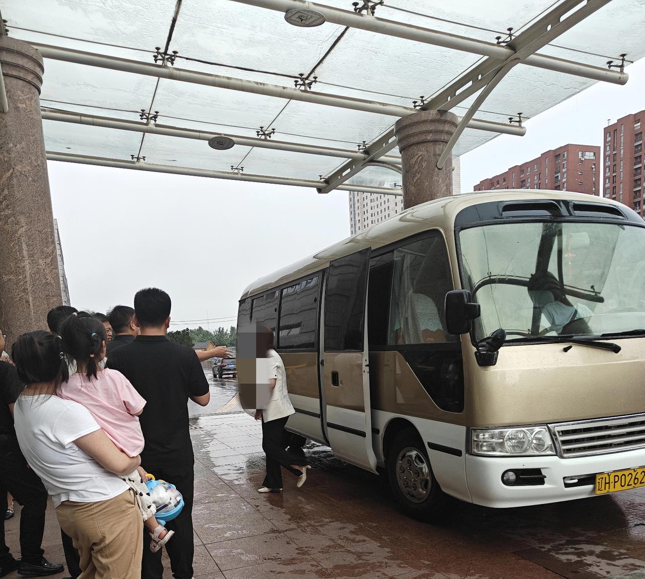 傍晌午没有啥事儿，忽然萌发去区医院看看二次脑出血还在重症监护层普通病房里住院的邻