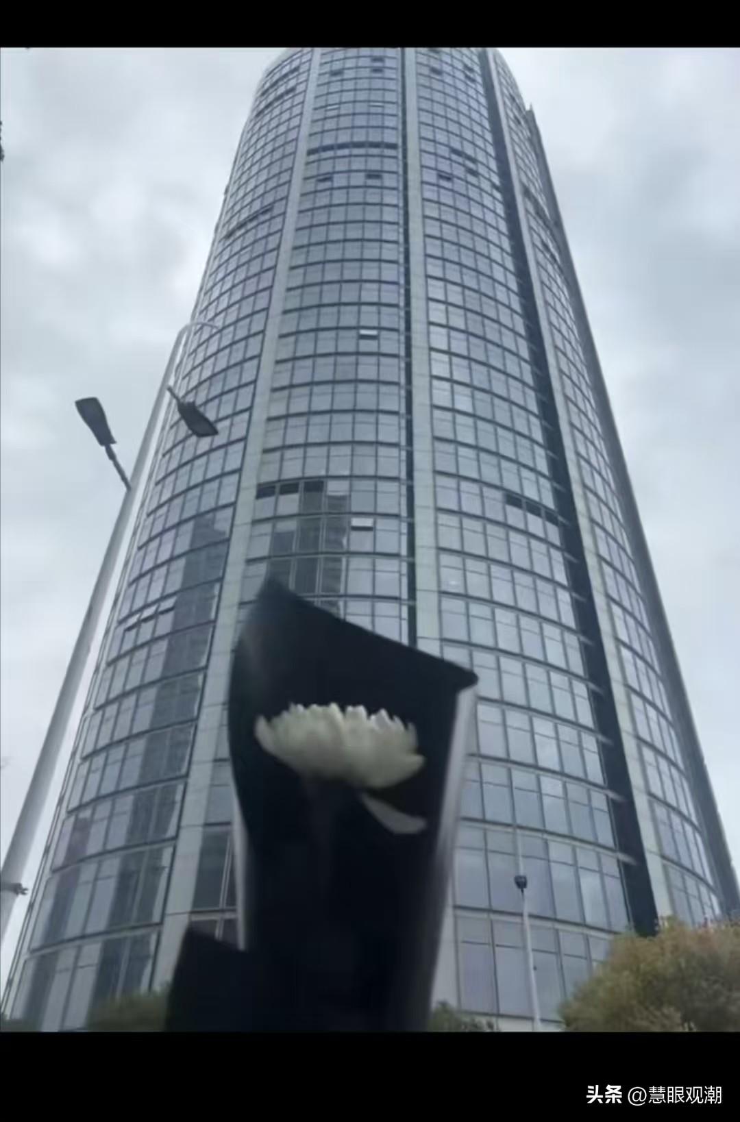 3月26日，苏州峰学蔚来公司楼下，很多家长、网友送花悼念张雪峰老师……[蜡烛][