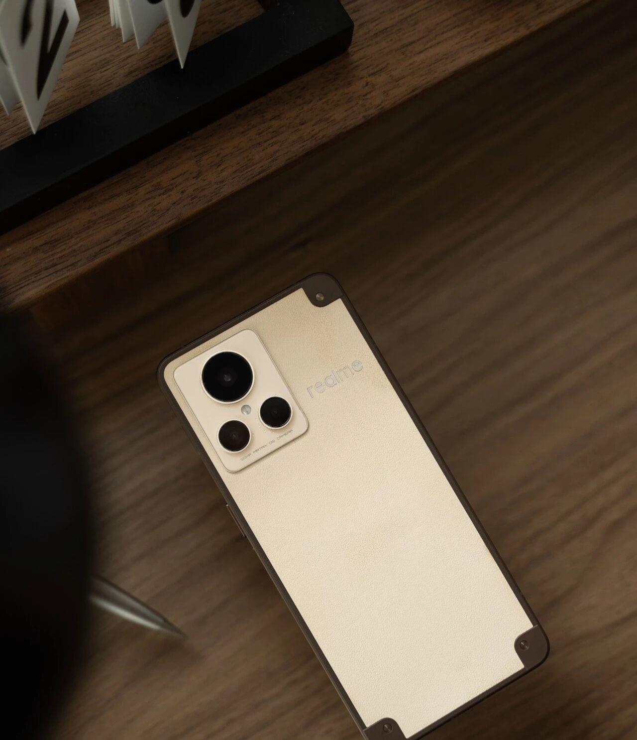 真我经典机型，硬箱·旷野，现在还是好看还记得它么？「硬箱·旷野」。
当时在同期里