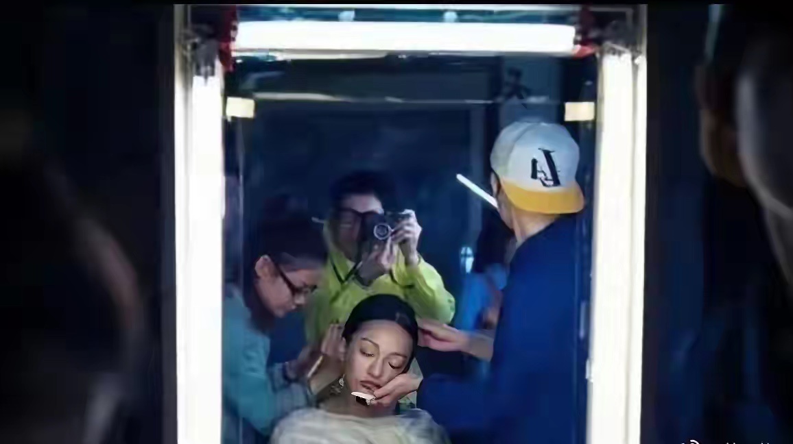 周迅拍《如懿传》时，化妆化着就睡觉了，工作人员拖着她的脸化的妆。 