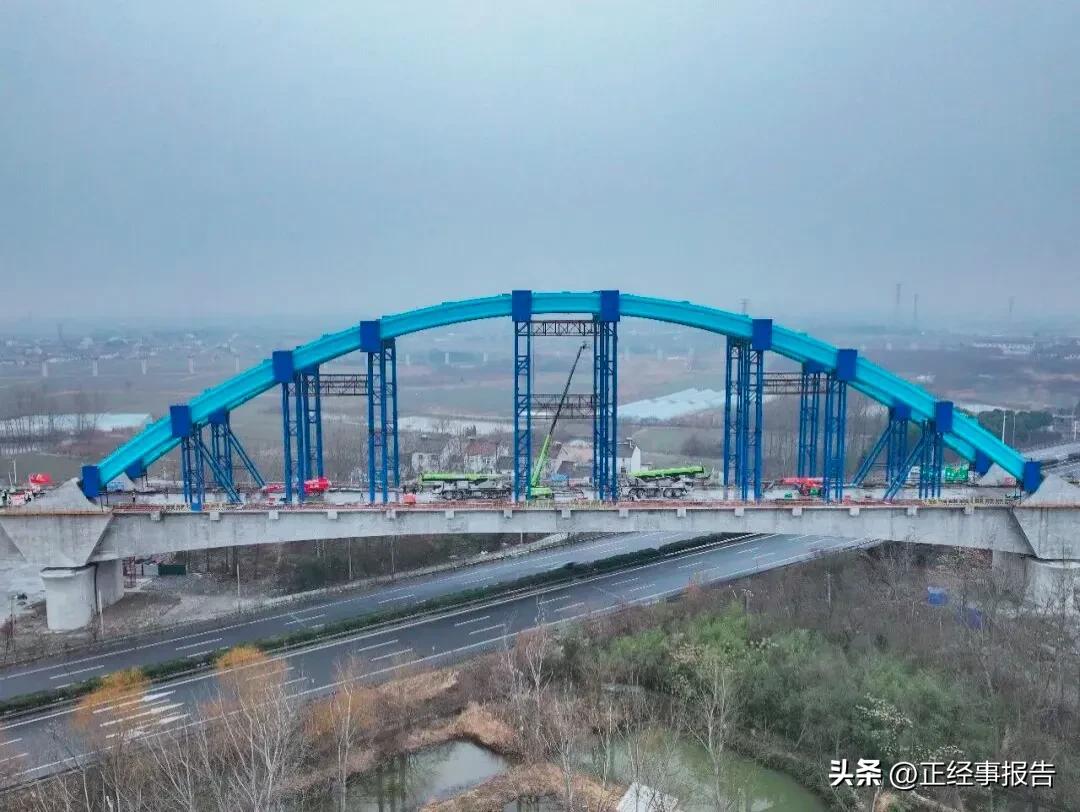 近日，宁淮城际铁路跨南京绕城高速长度约156米的混凝土钢构拱桥再次引人关注，这种
