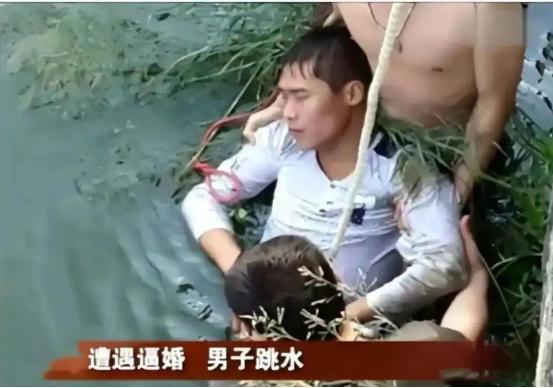 “我死了算了。”2015年，一名男子被父母强逼着娶妻。然而新婚当天，他看了一眼新