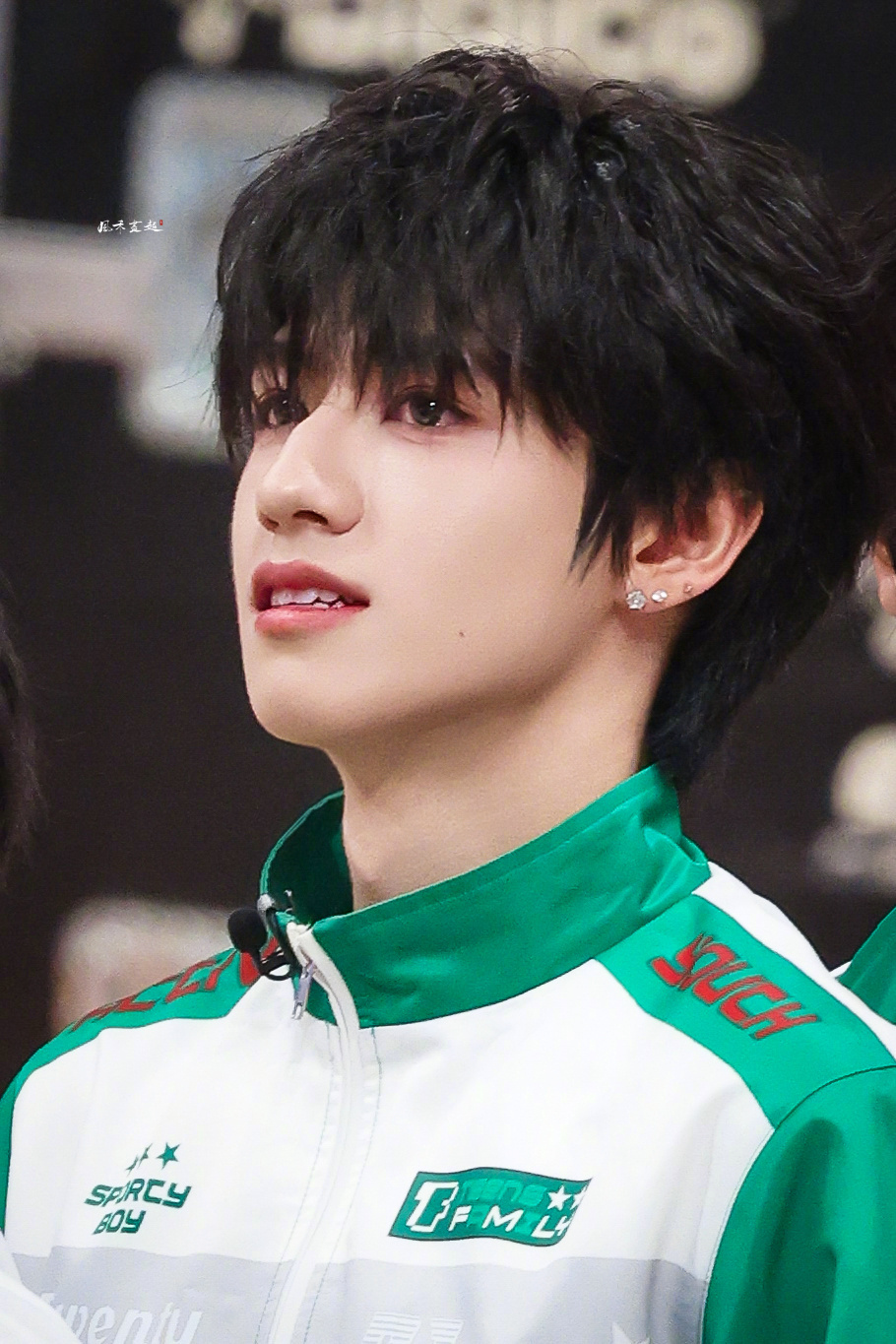 TF家族运动会直播是对我眼睛很好的朱志鑫神颜图，感觉他每次都能帅出新高度！朱志鑫