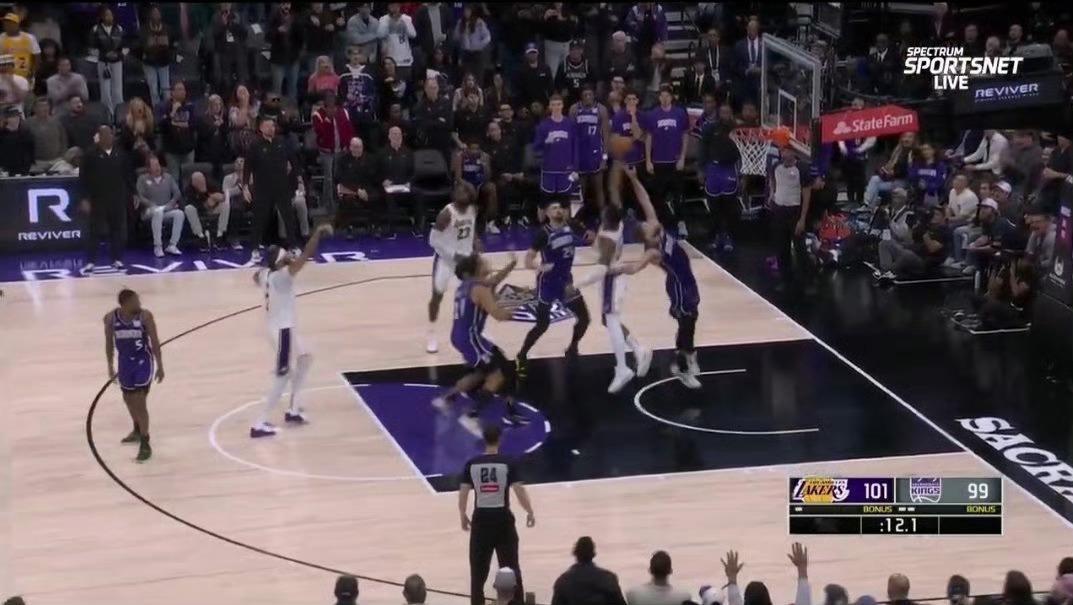 浓眉赛后表达了对八村的感谢，因为浓眉最后时刻两罚不进是八村抢下了关键的进攻篮板。