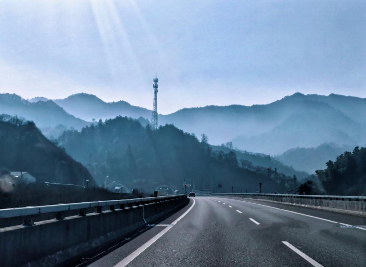 【原创】
北京—皖南
一路好风光
徽州的油菜花已经开了……
油菜花 皖南