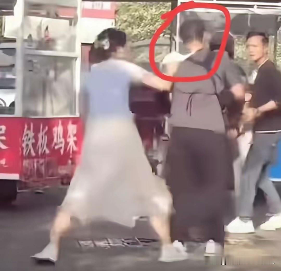 一连刷到几篇27岁菜贩女子脱下内裤套在相邻的同是菜贩的男子头上，这则新闻可能冲上