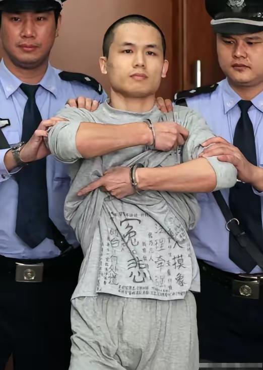 2013年，李才坤被判死刑时，他手上还戴着手铐，面对媒体记者，使劲掀起外层囚衣，