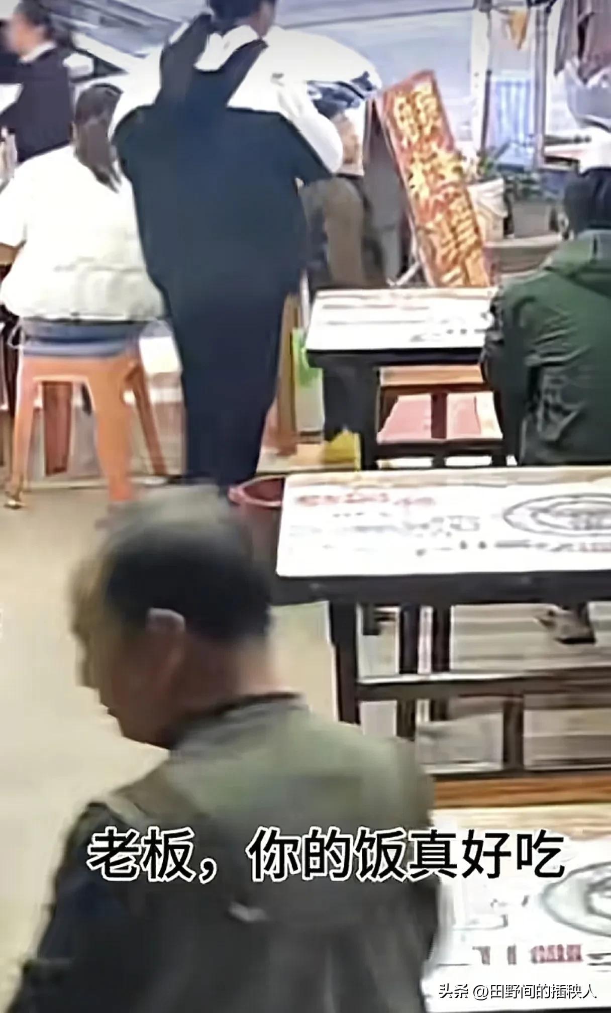 男孩一句话火上人民日报了！
一个发生在街边小店的暖心故事：一个男孩和妈妈一起去吃